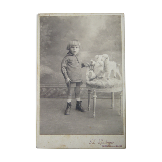 Photographie ancienne enfant et ses jouets