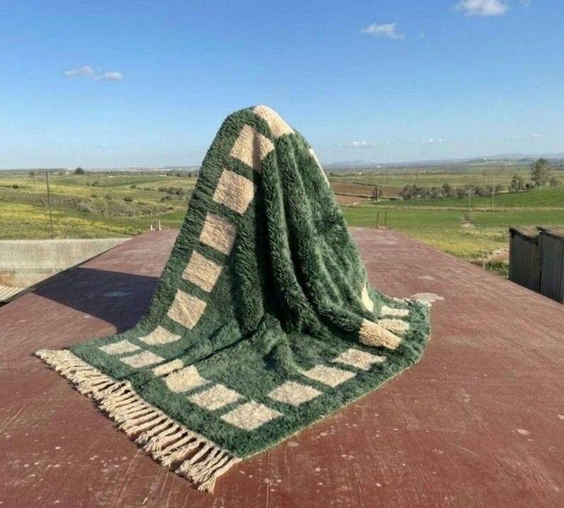 Moroccan Berber rug in green and ecru 300x200 cm – square geometric pattern