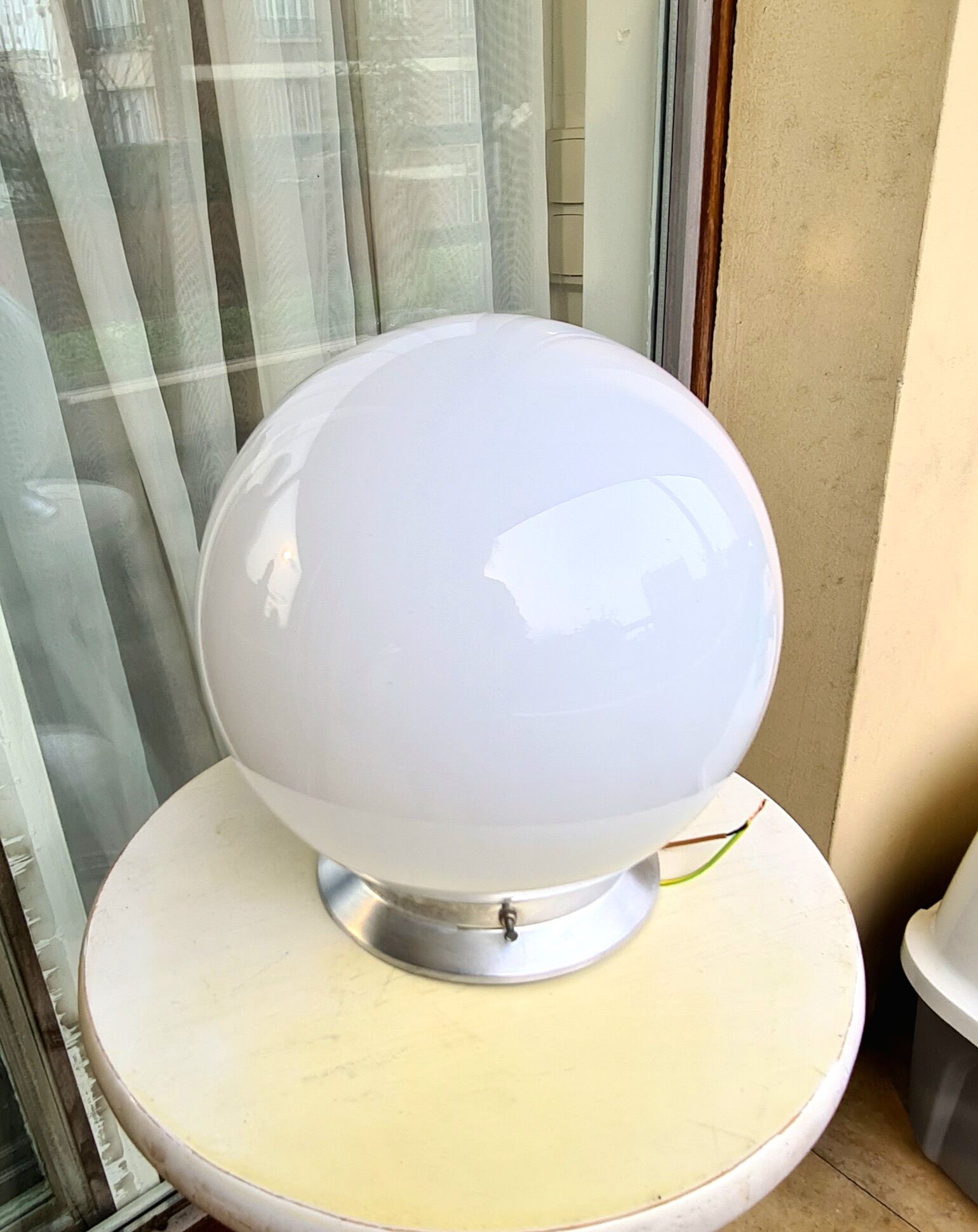 Opaline globe