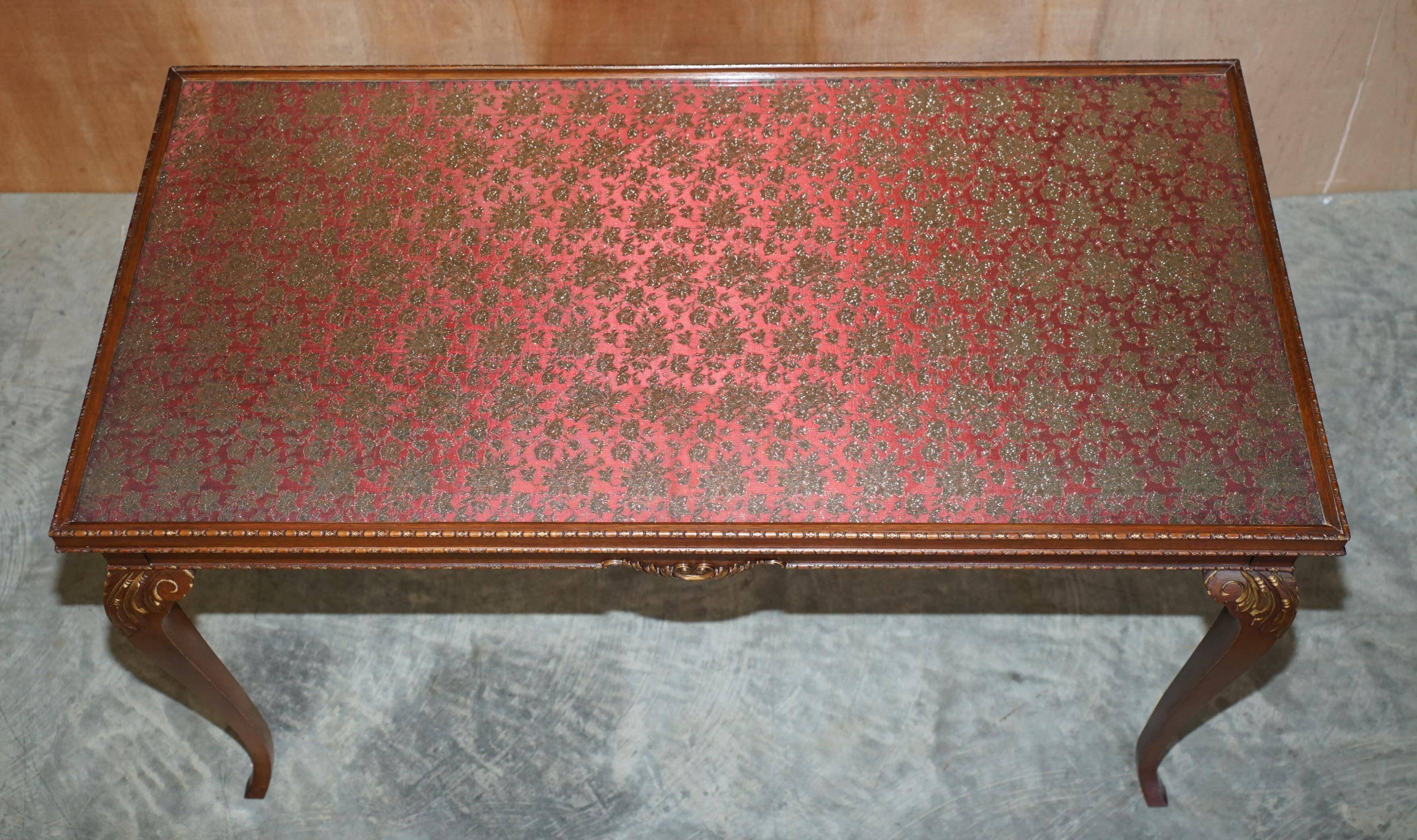 Table d'écriture vintage en bois dur avec dessus en verre brodé de soie