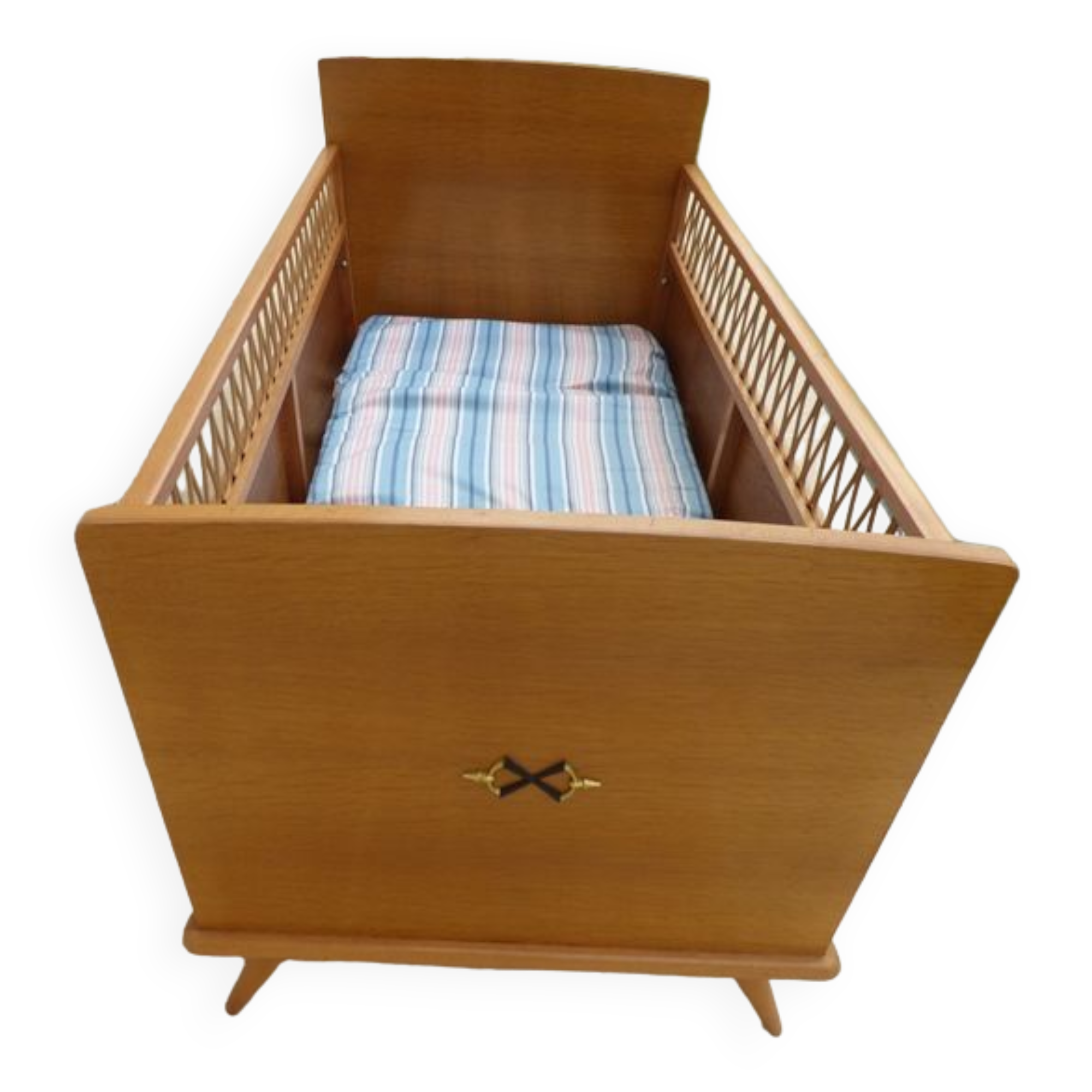 Art Deco baby with its wooden compass feet