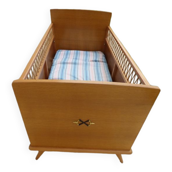 Lit de bébé art déco avec ses pieds compas en bois