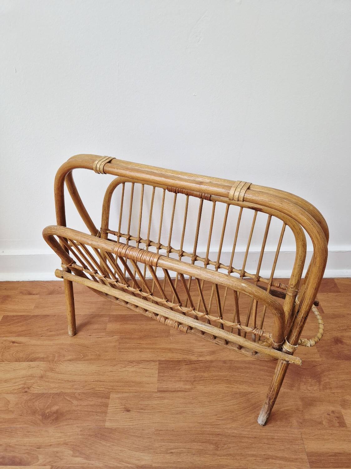 Foldable rattan magazine rack - Vintage