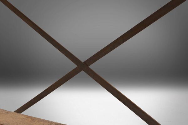 Table d'appoint industrielle avec cadre en métal et plateau en bois et plateforme amovible.