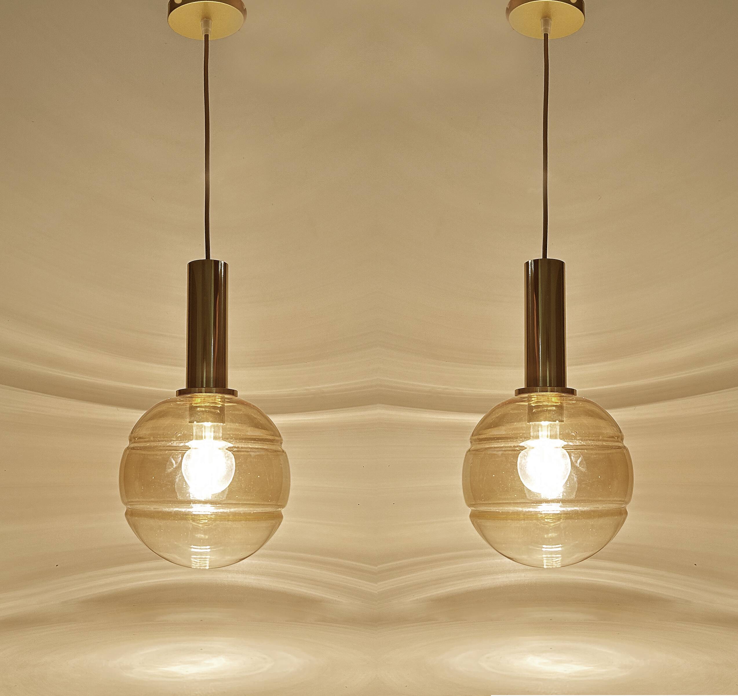 Paire de suspensions vintage en forme de globe en verre