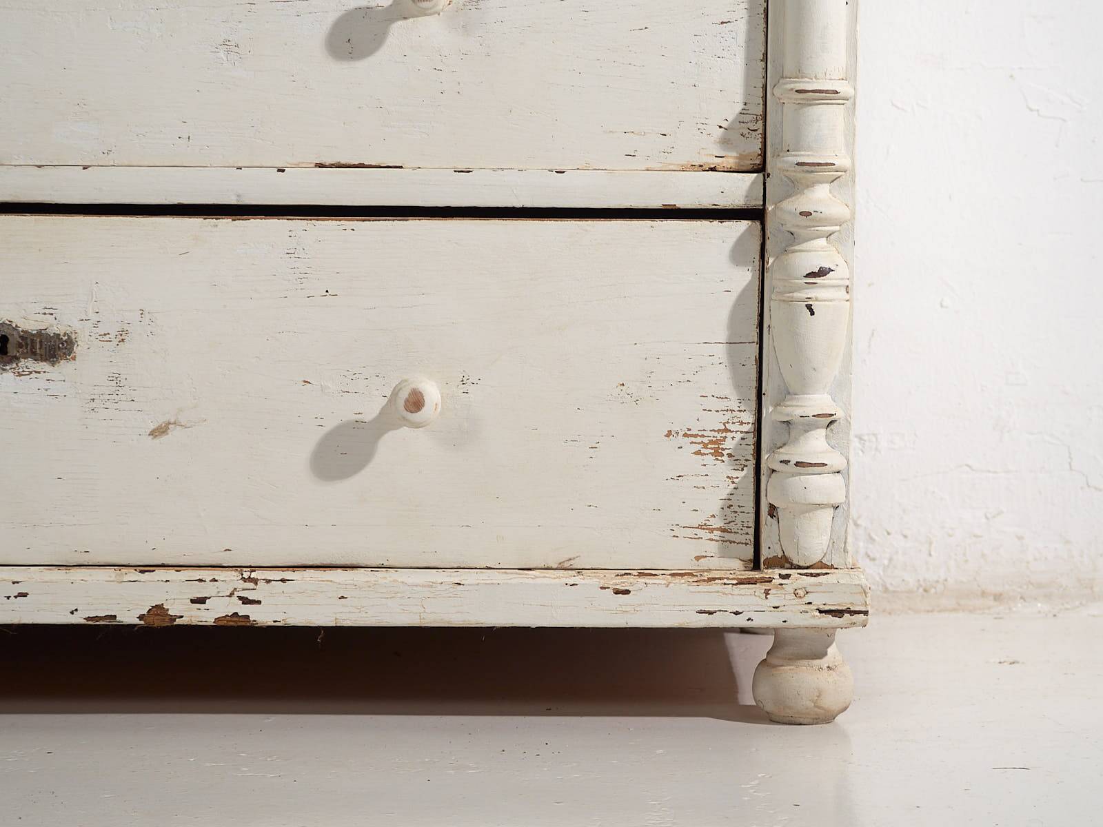 Antique white chest of drawers (c.1920)