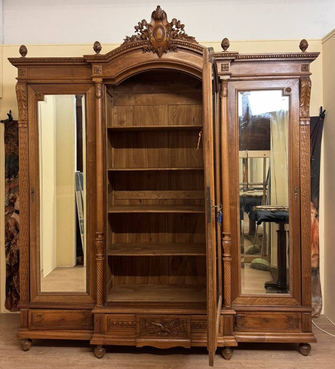 armoire style Louis XVI en noyer vers 1850