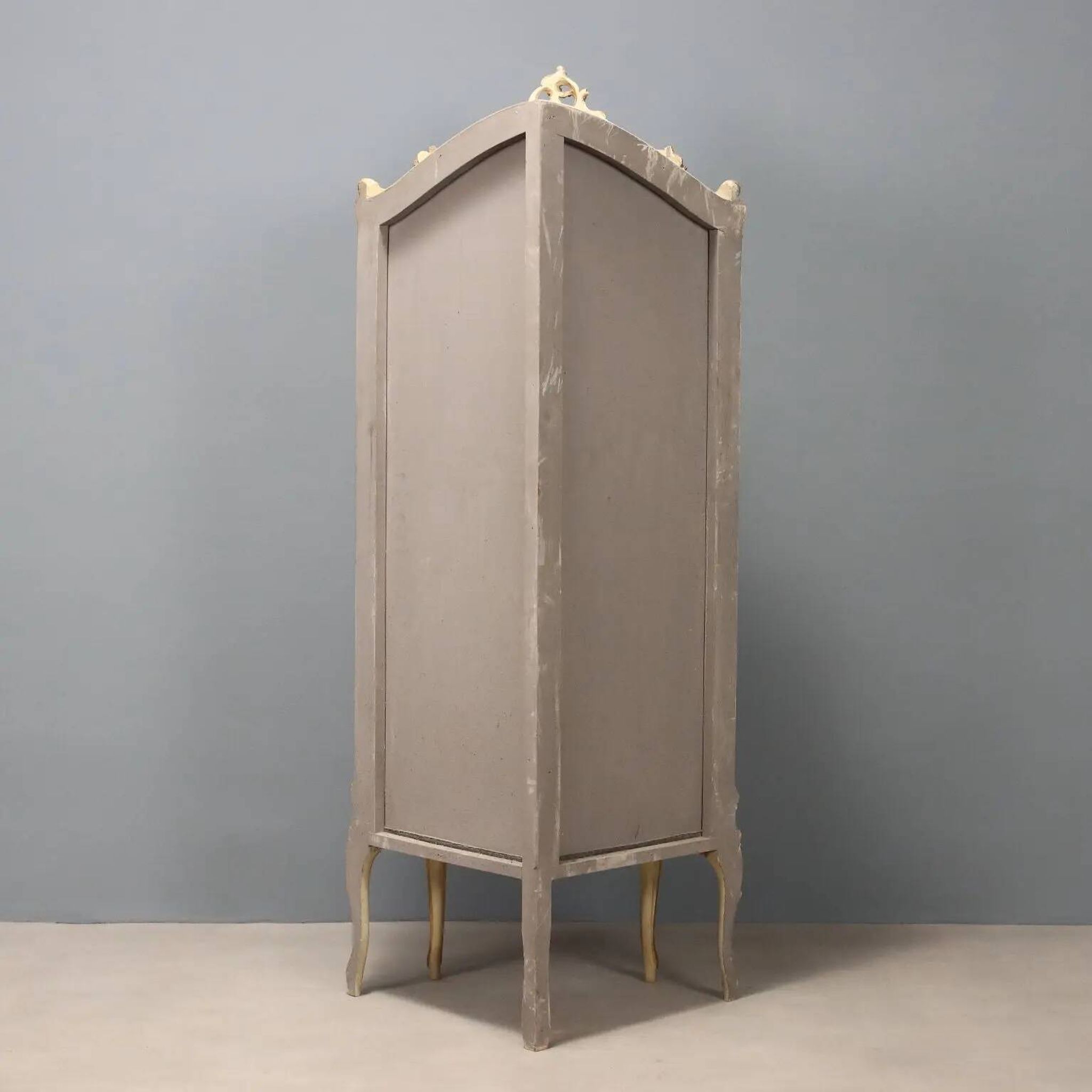 Vitrine d’angle ancienne style baroque en bois laqué, XXe siècle