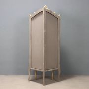 Vitrine d’angle ancienne style baroque en bois laqué, XXe siècle