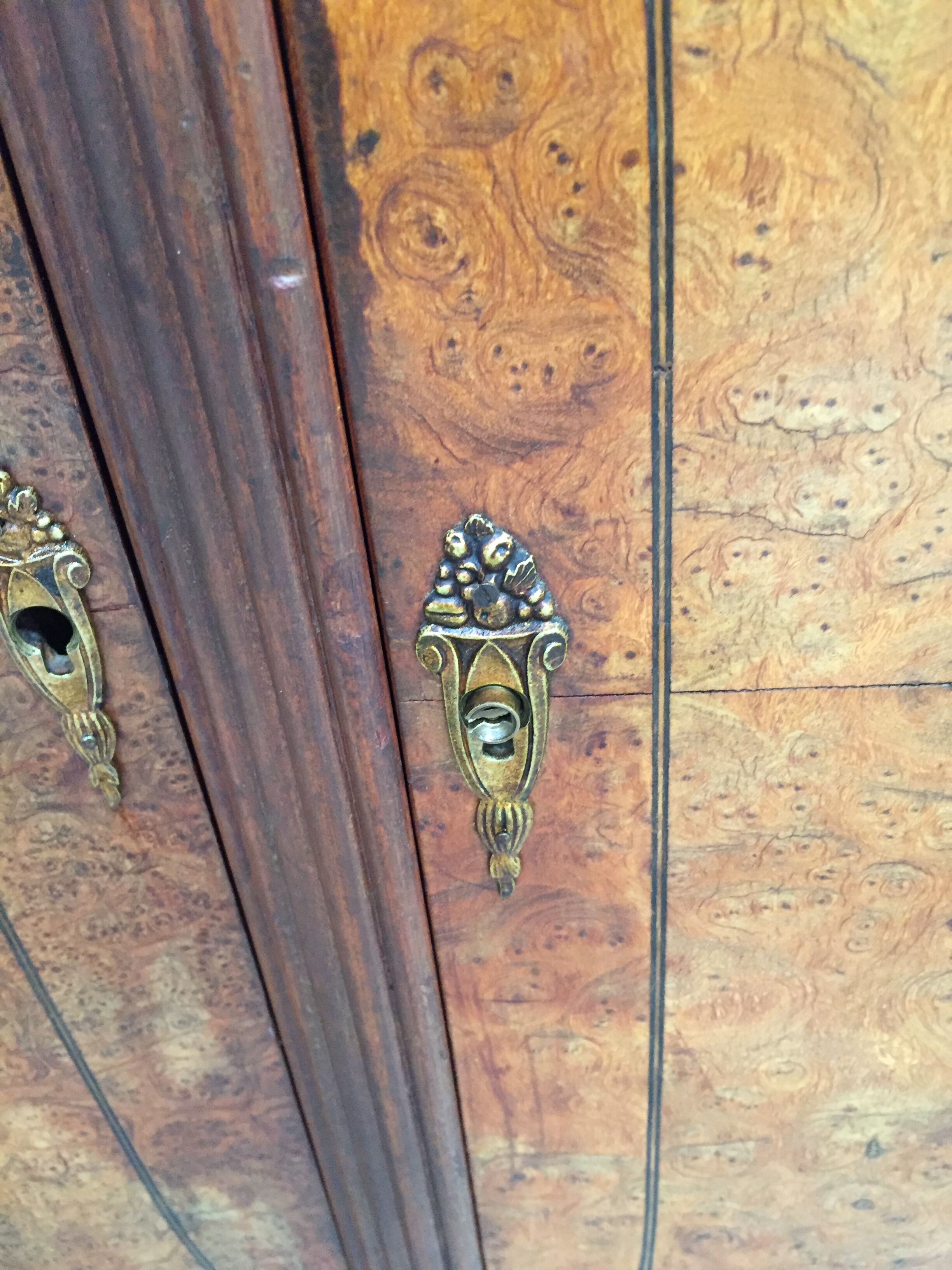 Meuble d'ébéniste art déco en loupe d'orme et bronze