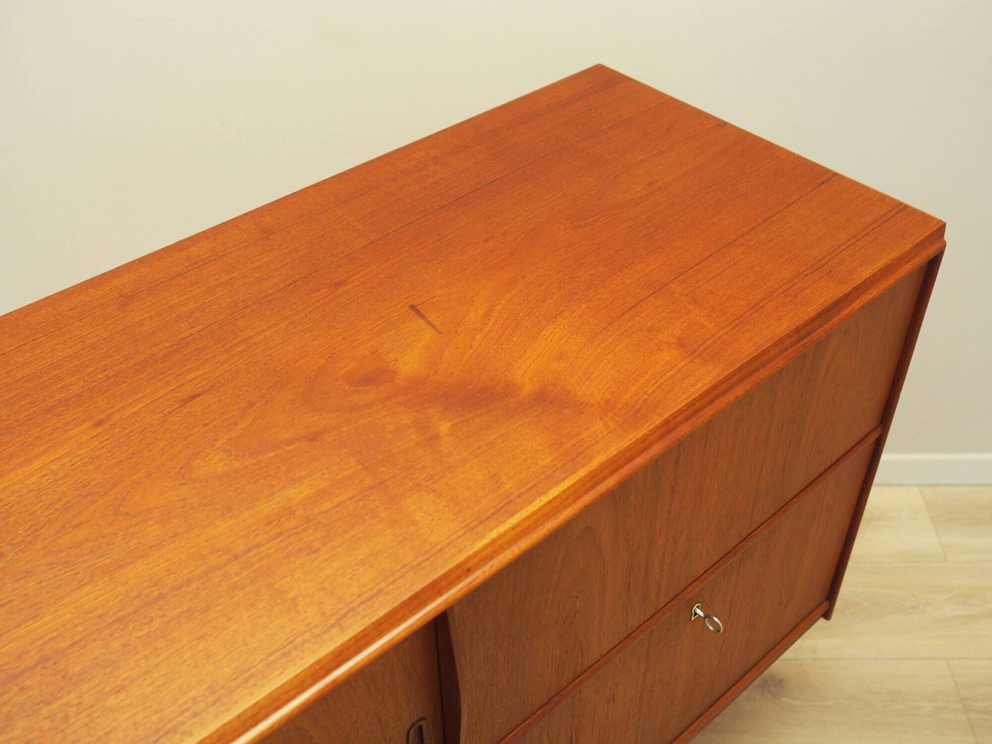 Buffet haut en teck, design danois, années 1970, production : Danemark