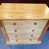 Pine chest of drawers