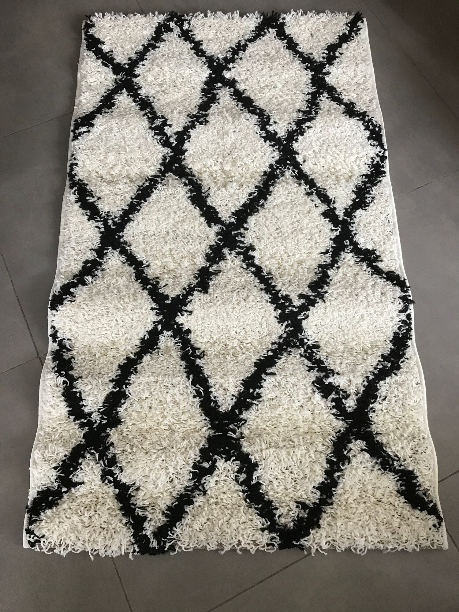 Tapis de style ethnique berbère écru et losange noir 80 x 140 cm