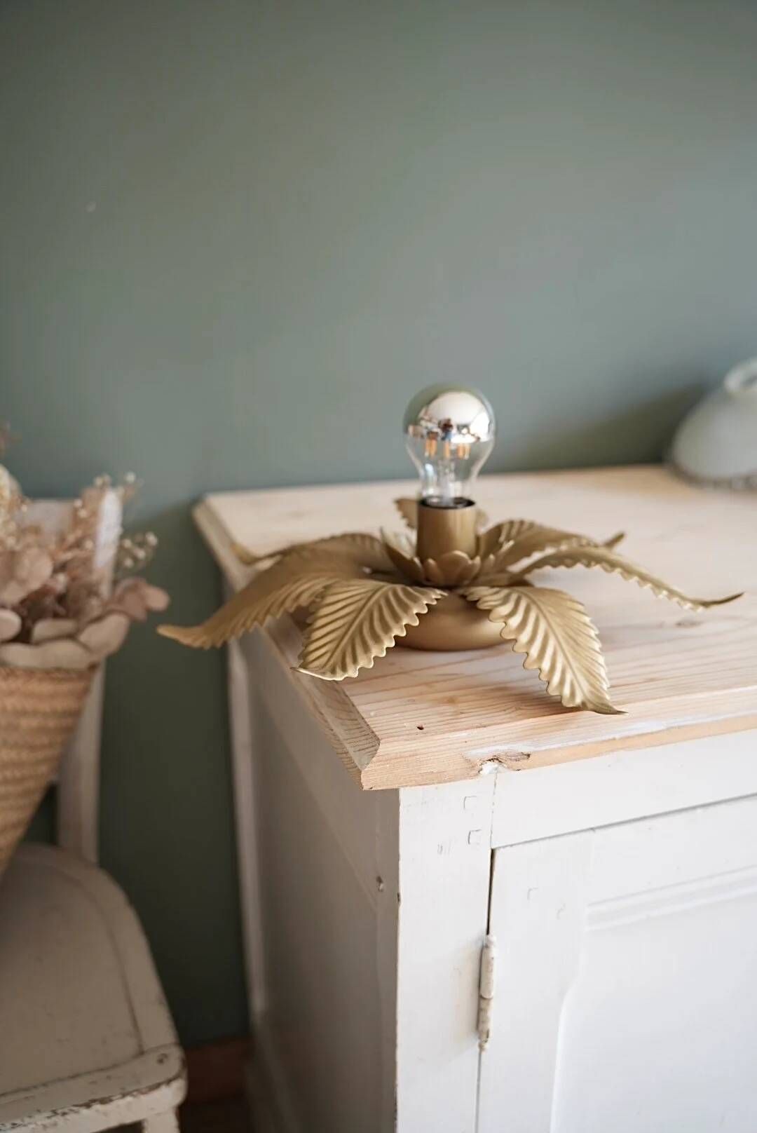 Wall light or ceiling light flower in gold metal