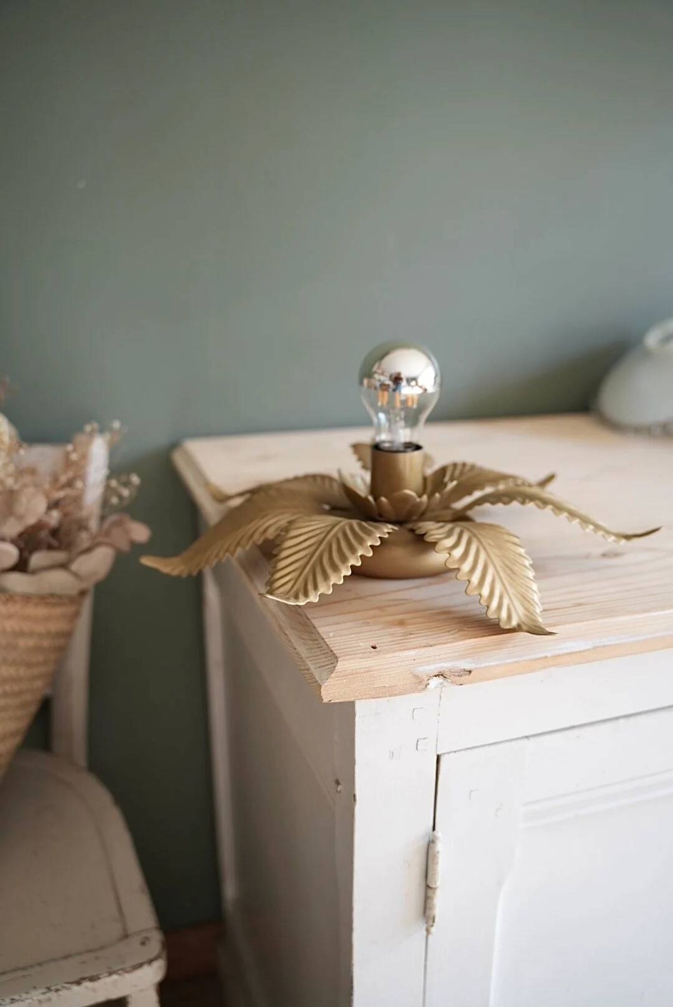 Wall light or ceiling light flower in gold metal