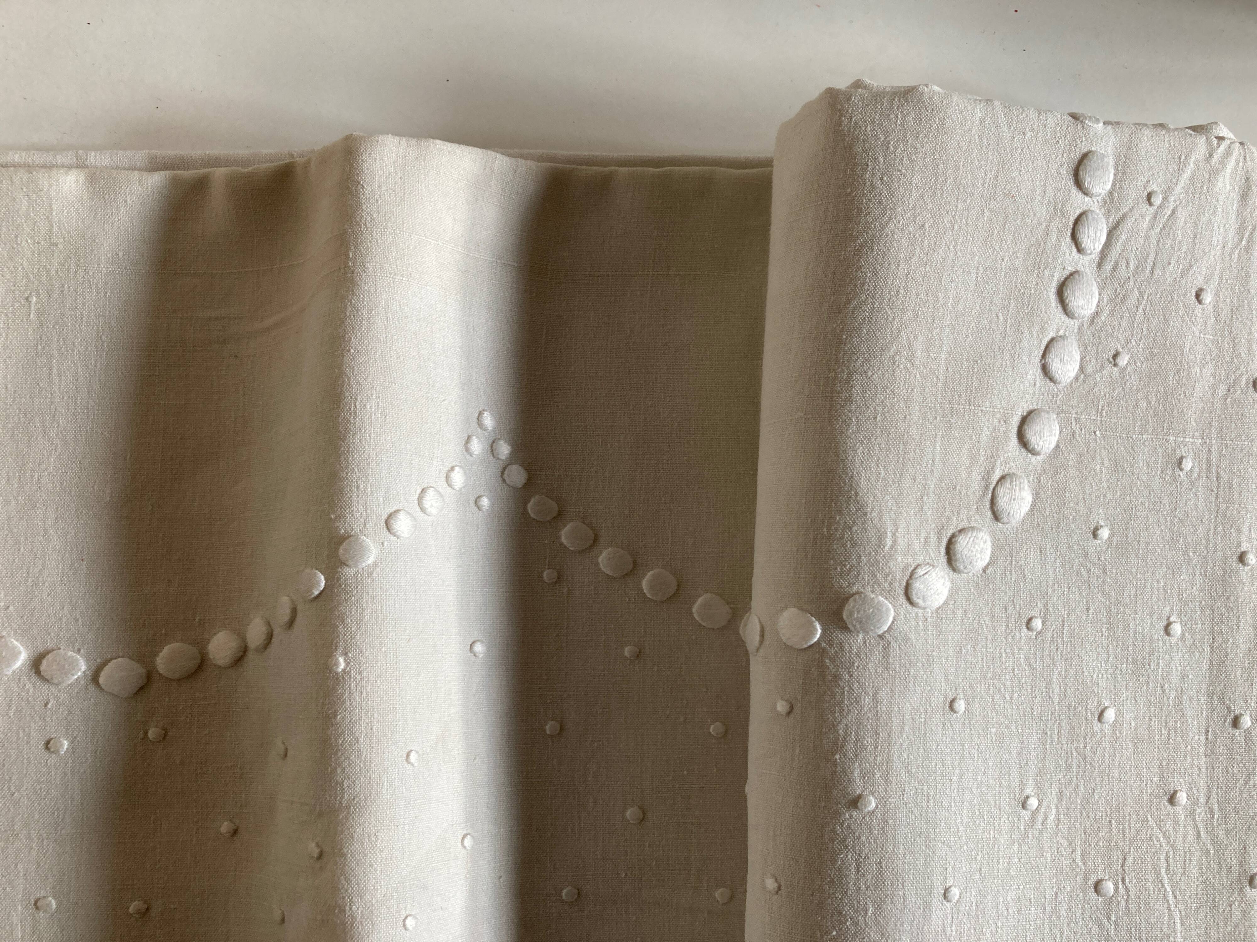 Linen cloth sheet embroidered with a pea festoon