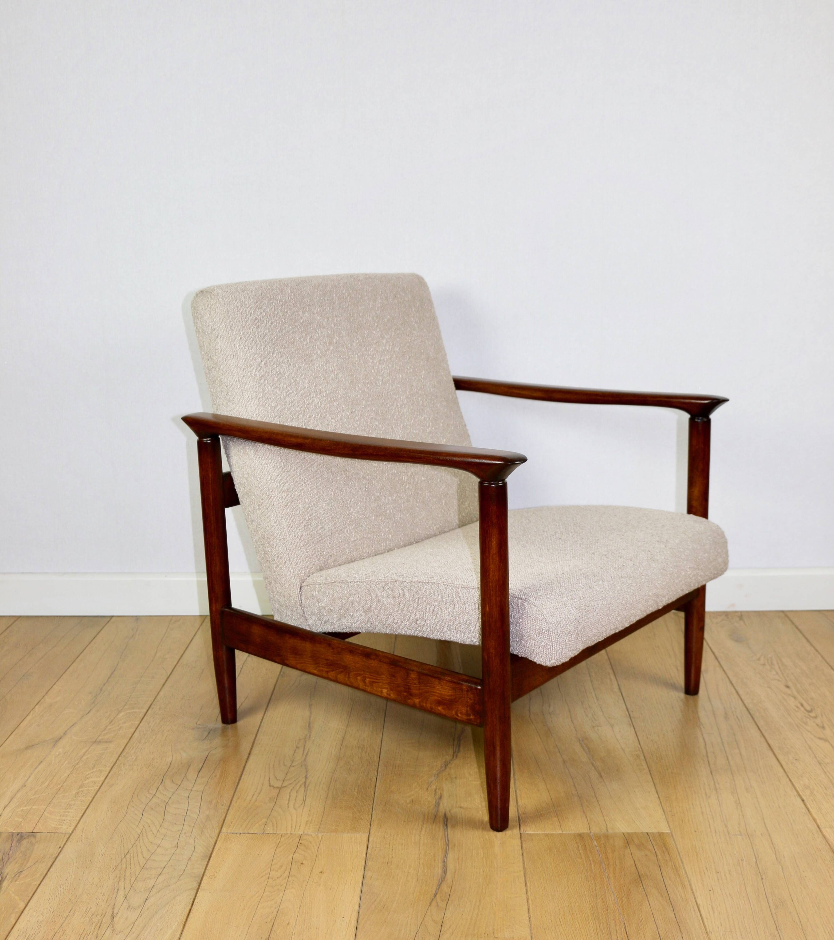 Fauteuil GFM-142, design d'Edmund Homa des années 70, en bouclé beige, bois foncé.