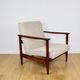 Fauteuil GFM-142, design d'Edmund Homa des années 70, en bouclé beige, bois foncé.