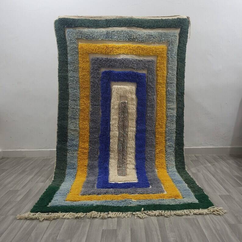 Off-white Moroccan rug with geometric patterns, 250cm x 150cm