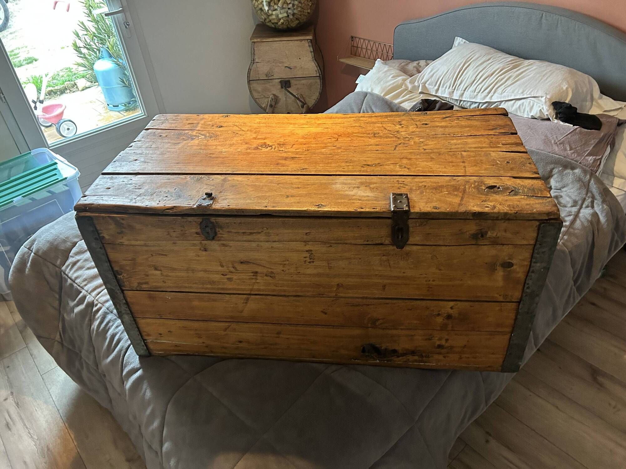 Old trunk / chest in solid wood – 100 cm – rustic / antique style