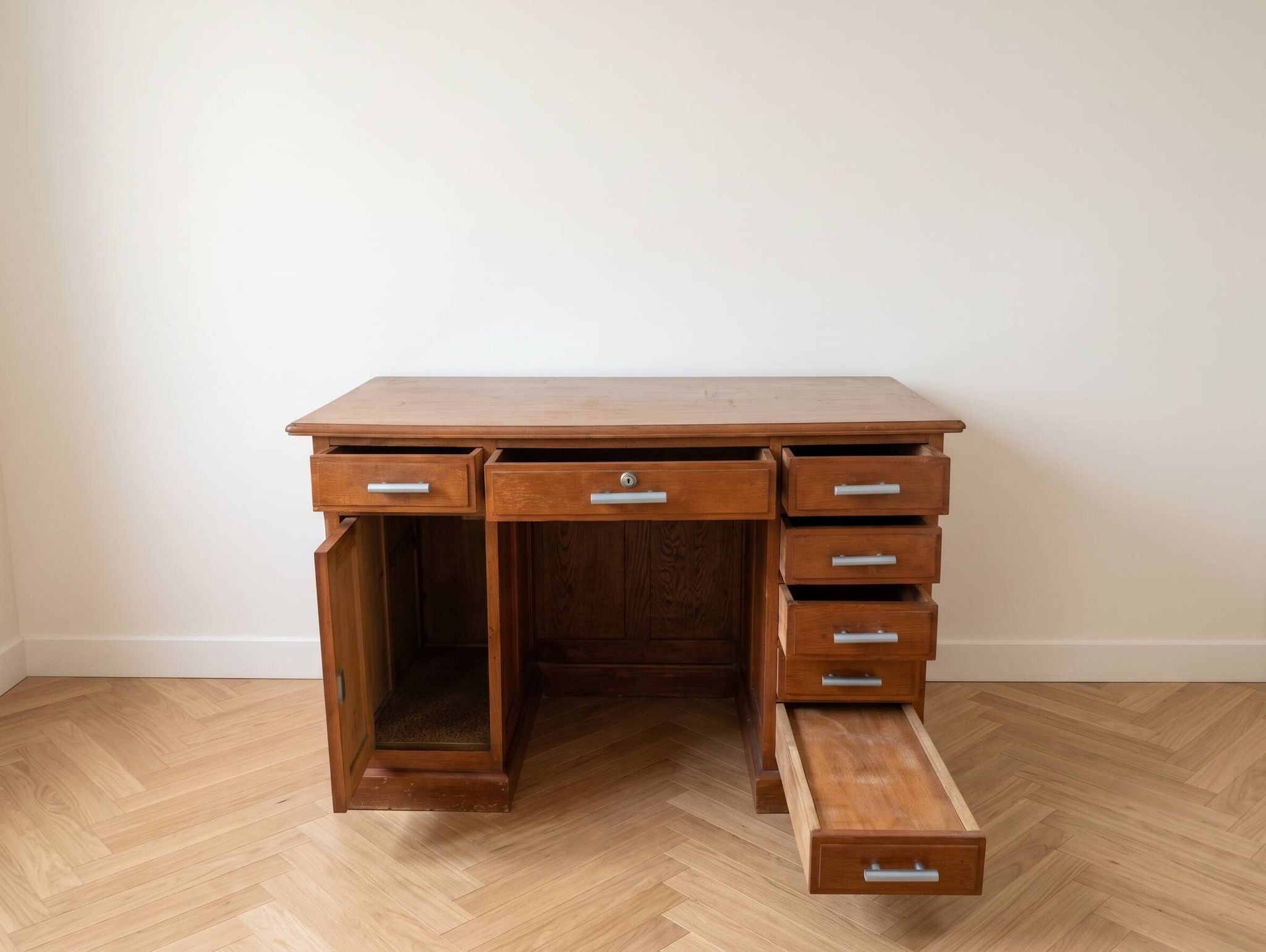 Bureau vintage en bois avec tiroirs
