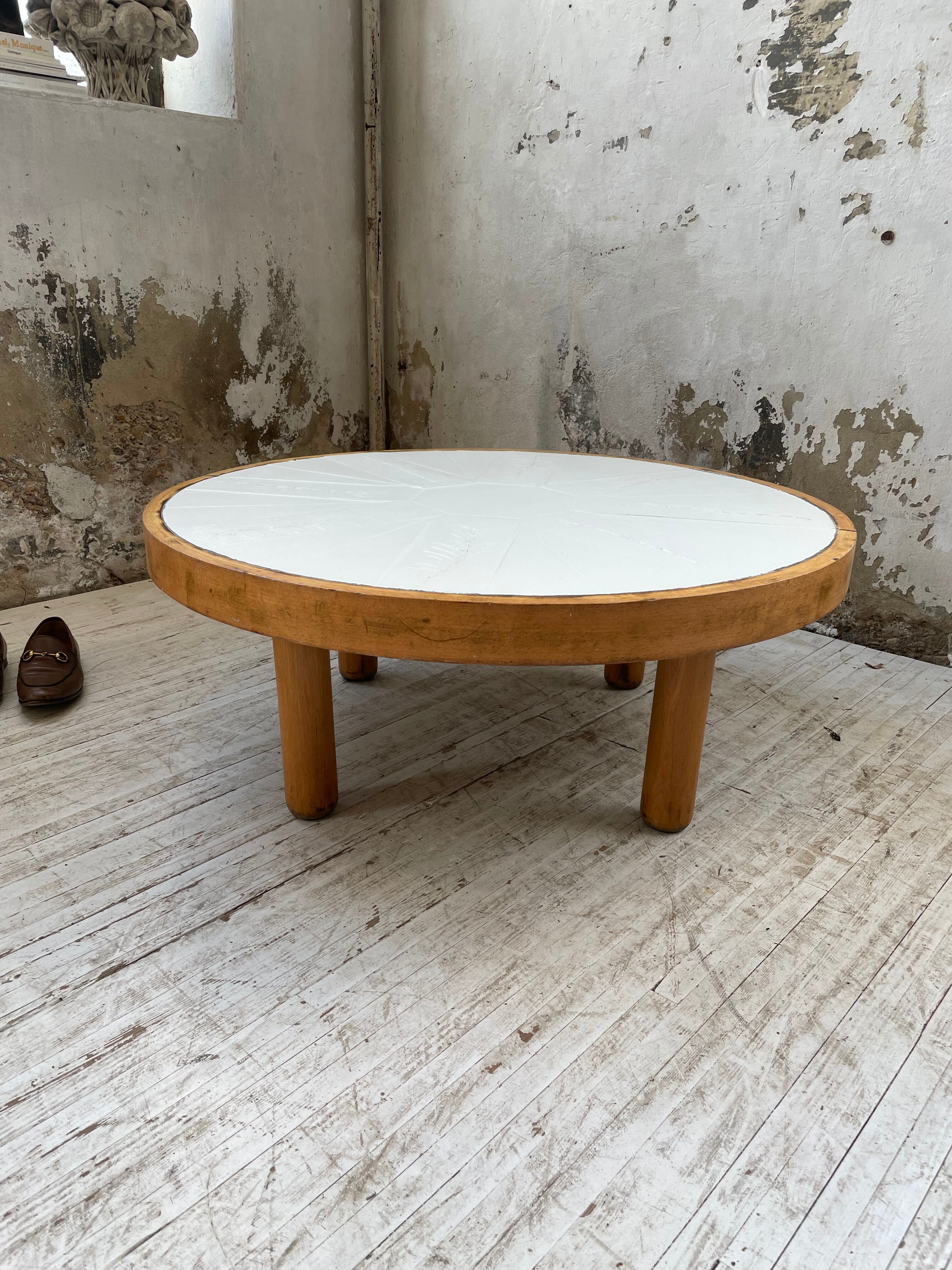 Round coffee table white ceramic and wood