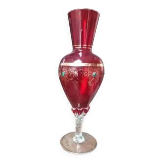 Vase rouge décor doré