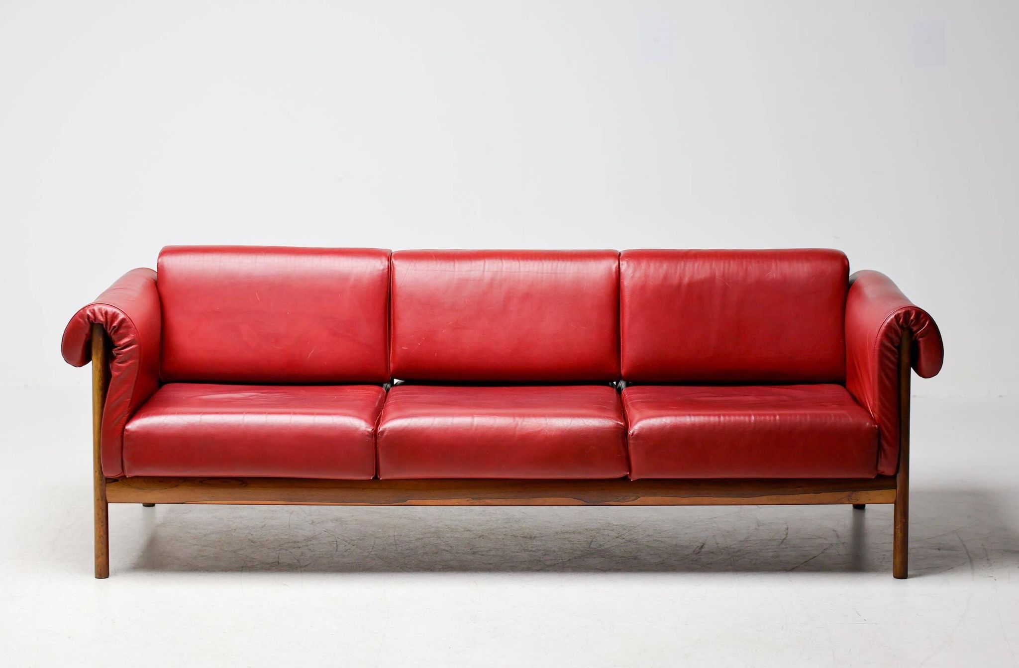Johannes Andersen modern mid-century Danish canapé in rosewood and burgundy leather