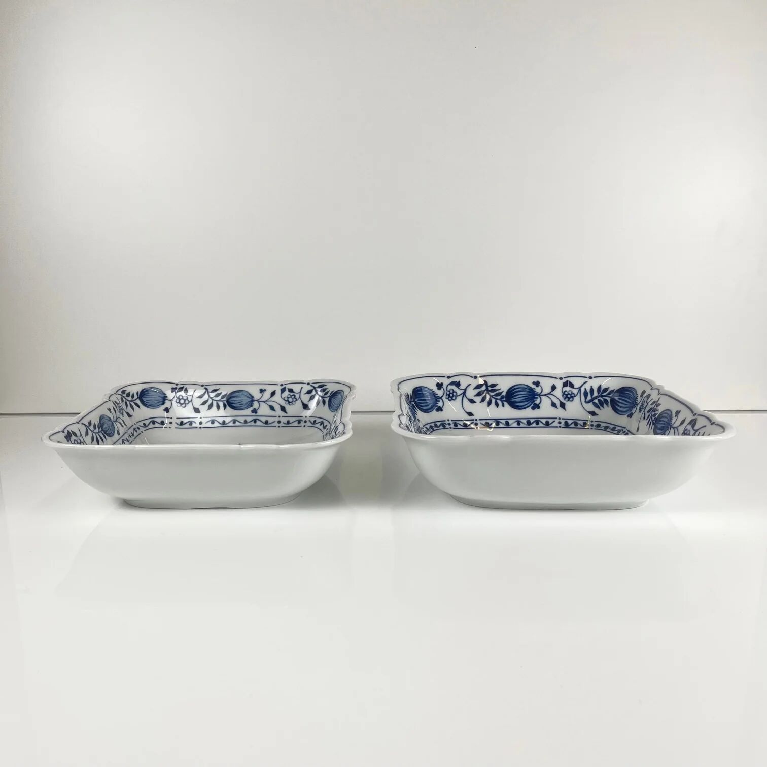 Pair of square dishes in Blue Onion porcelain Kahla – East Germany, 1960–1980
