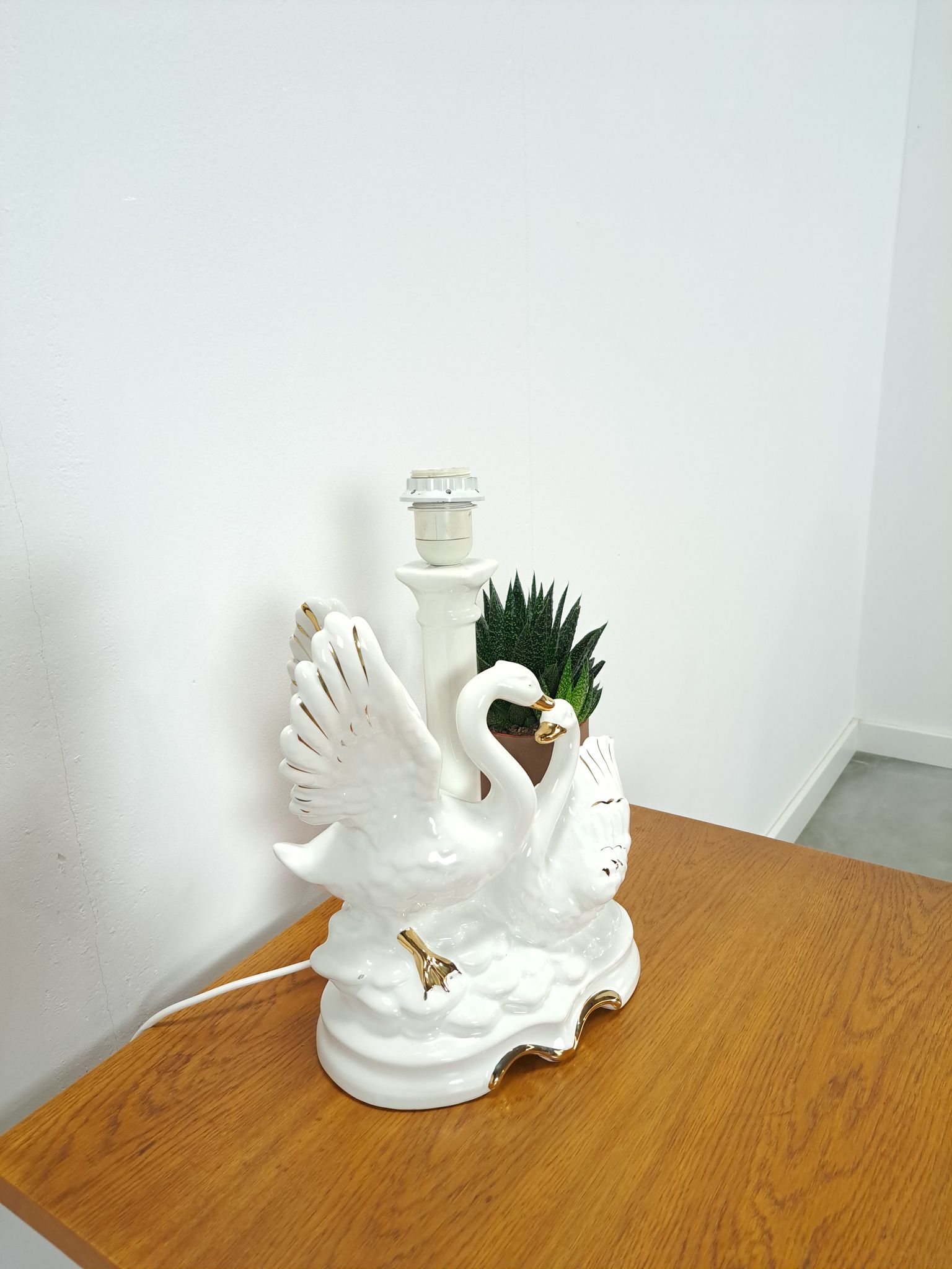 Porcelain lamp swans with vintage gold details