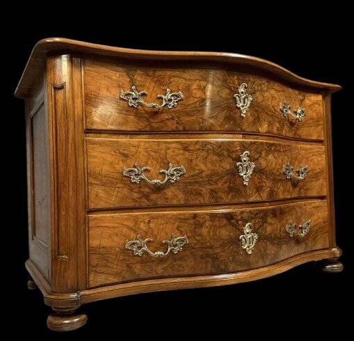 Commode galbée époque Louis XIV - Louis XV en ronce de noyer et bronzes dor