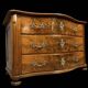 Commode galbée époque Louis XIV - Louis XV en ronce de noyer et bronzes dor