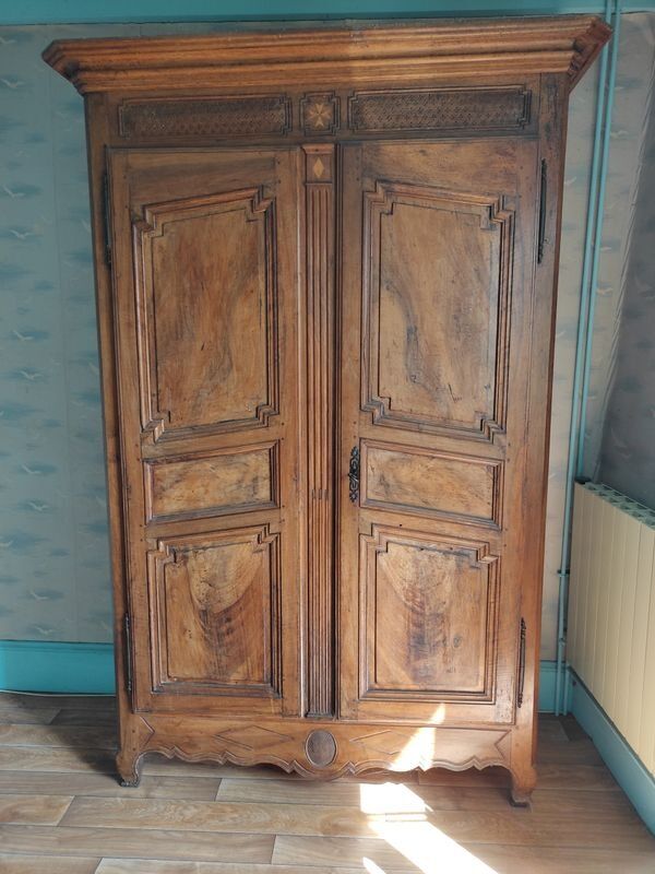 Beautiful wardrobe in walnut and olive wood.