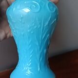 Petit vase en opaline bleue