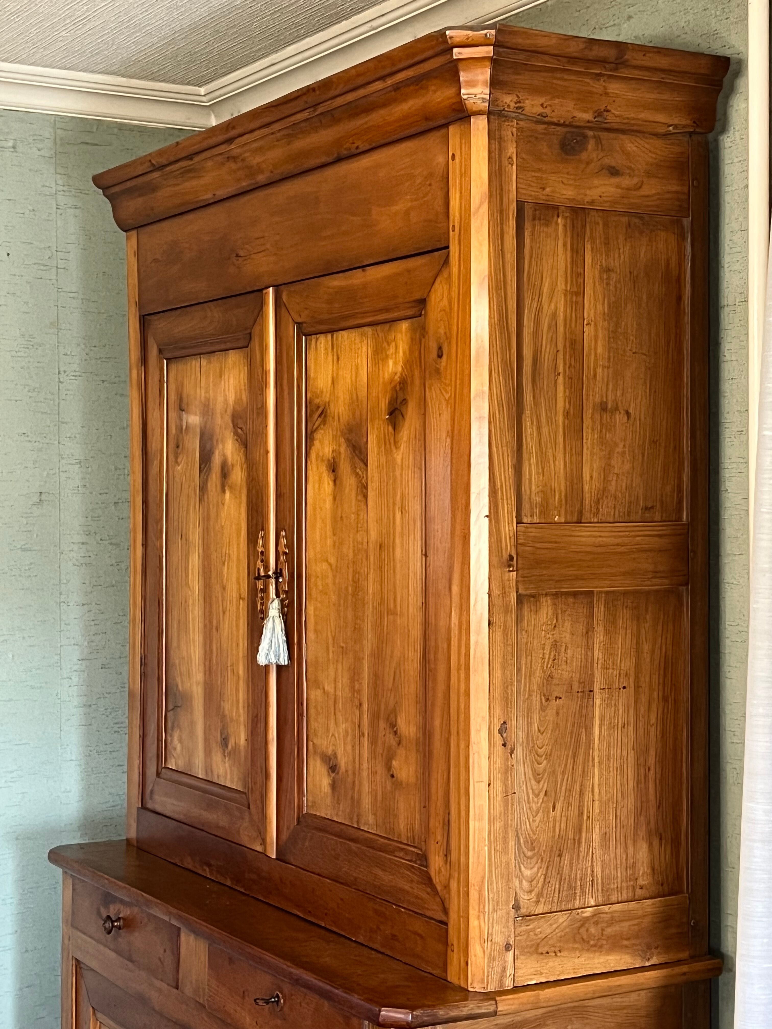 Beau buffet 2 corps ancien en merisier massif datant du XIXe siècle