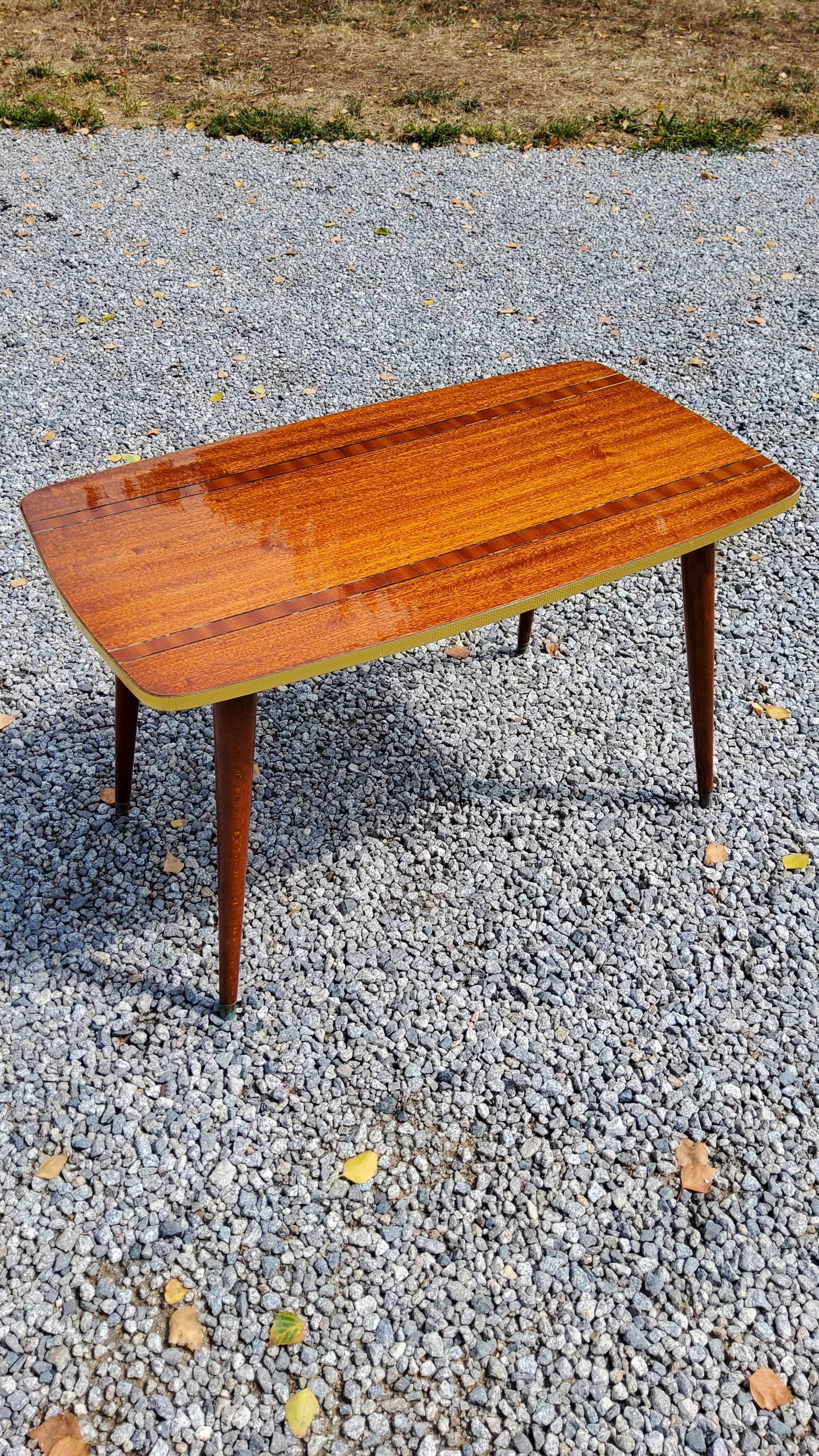 Table basse des années 60 en acajou doré pieds compas