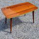 Table basse des années 60 en acajou doré pieds compas