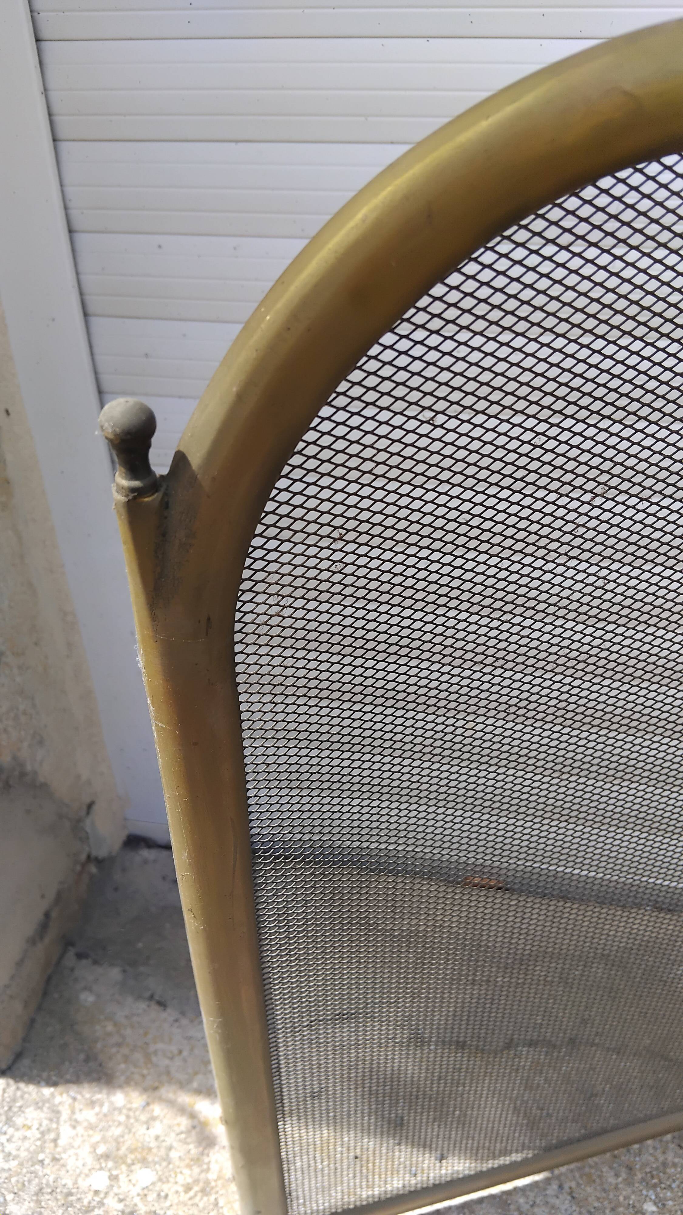 Neoclassical style fire screen with 4 panels and mesh.