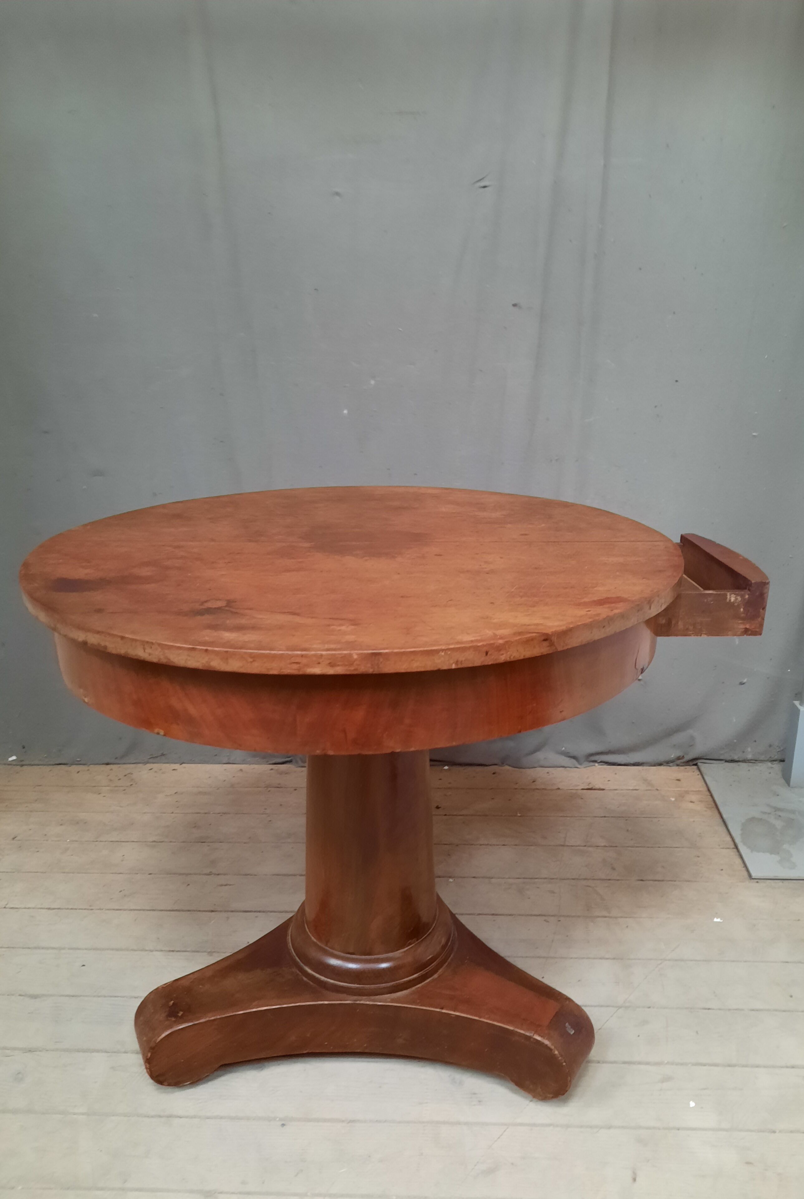 Restoration pedestal table with central barrel