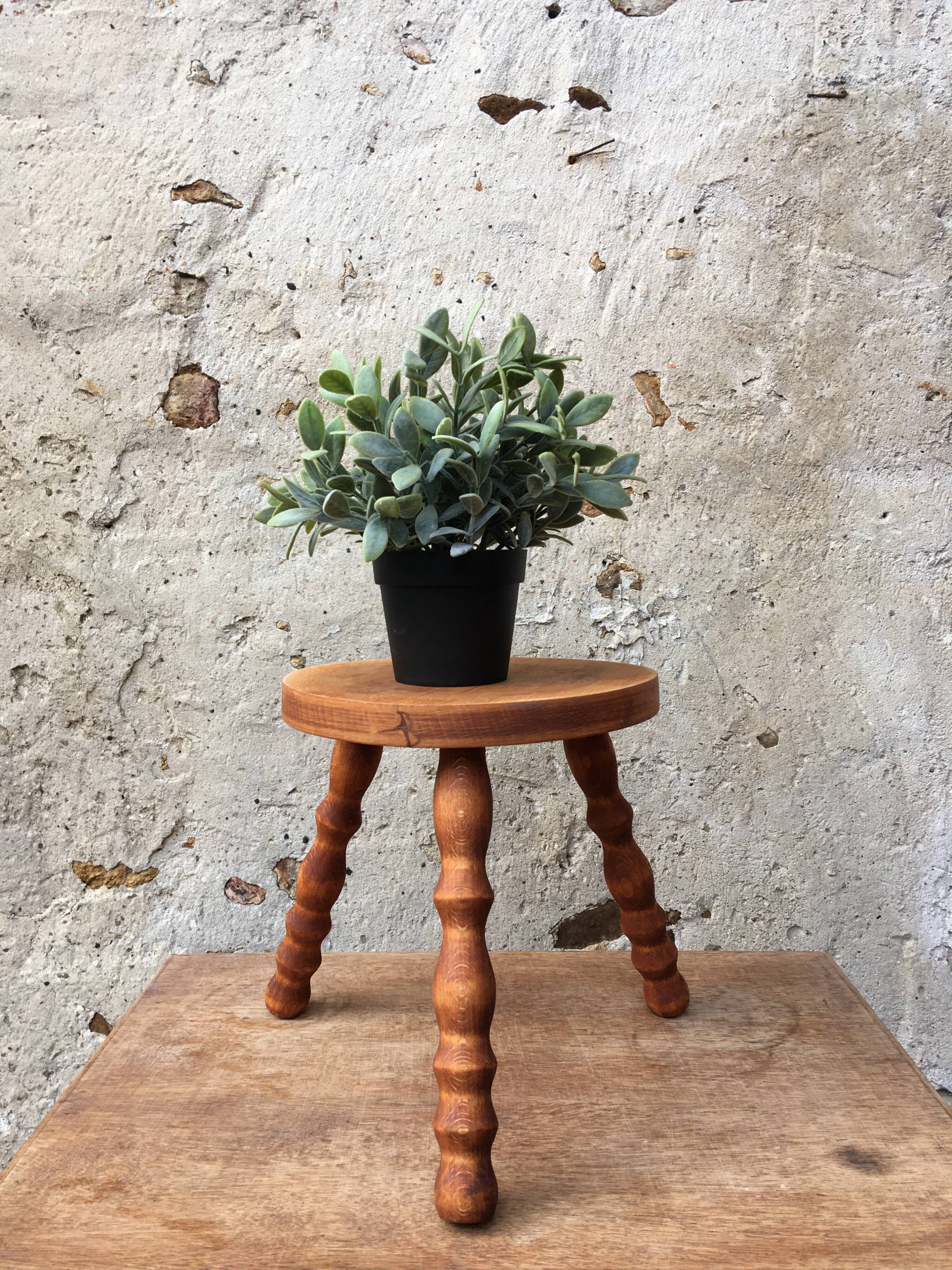 Tabouret de ferme tripode en bois tourné