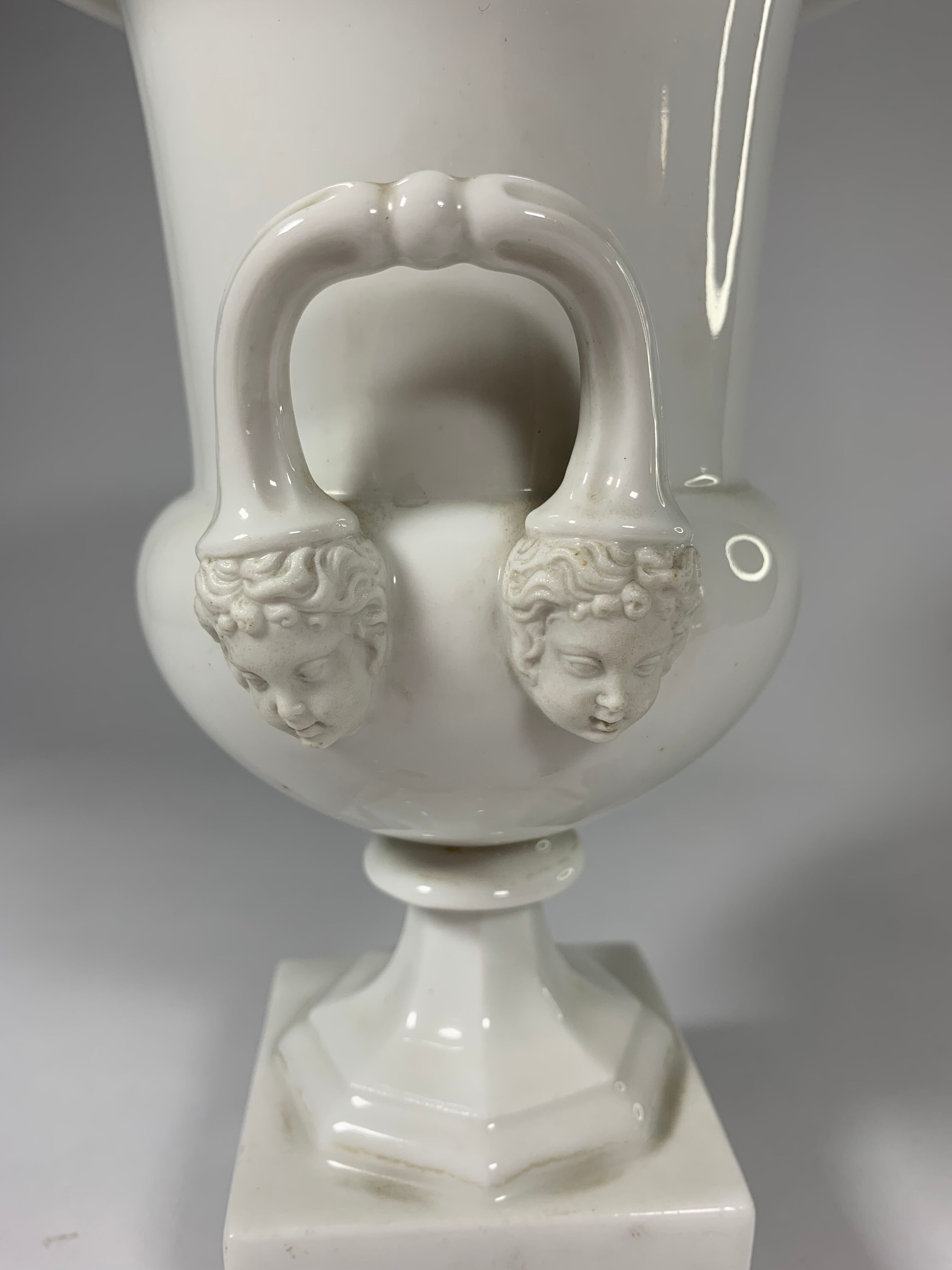 Vase de style Médicis en porcelaine de Paris blanche de la fin 19ème siècle
