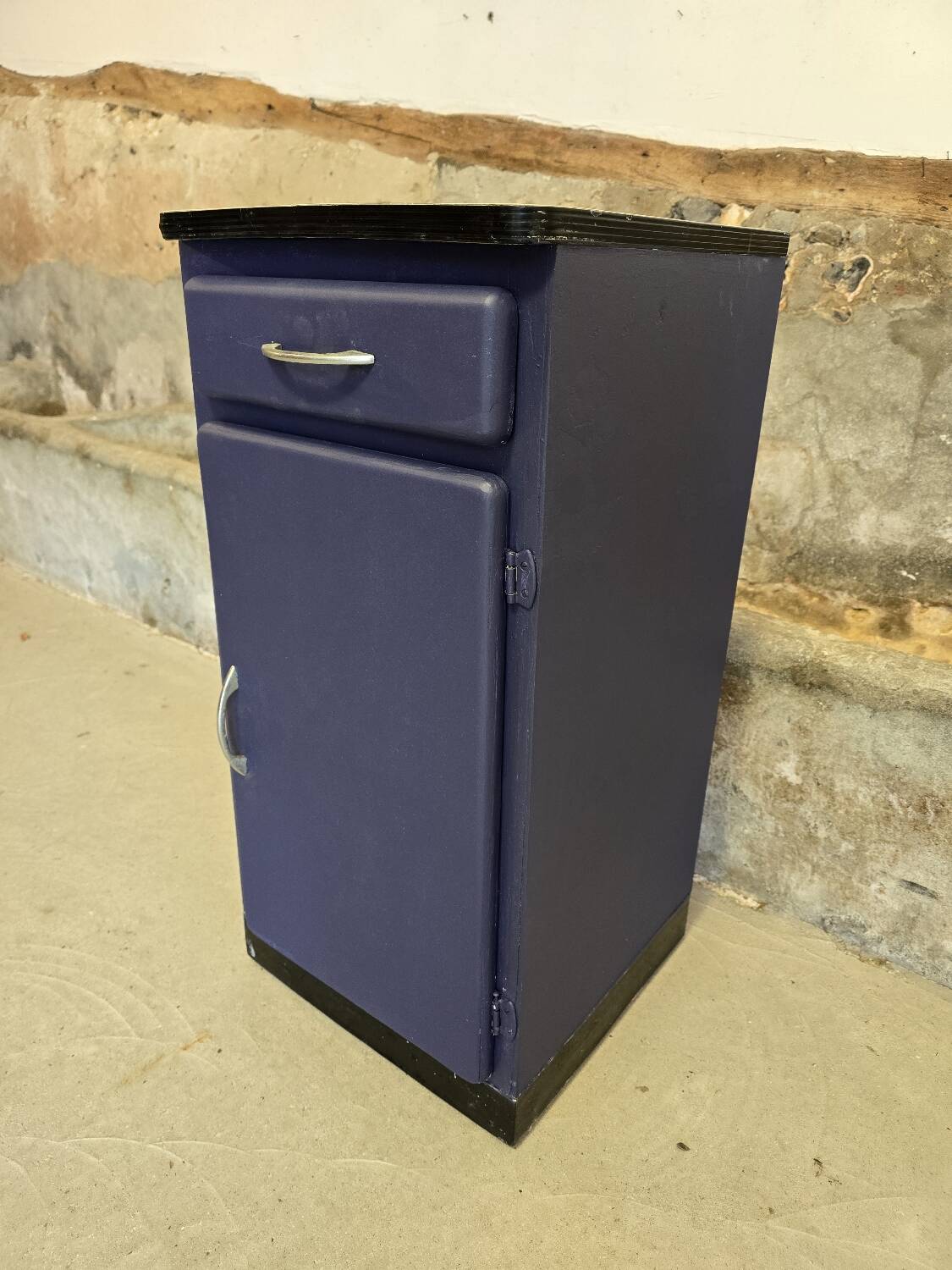 Petit meuble de cuisine Mado 1960 repeint en bleu de Sèvres