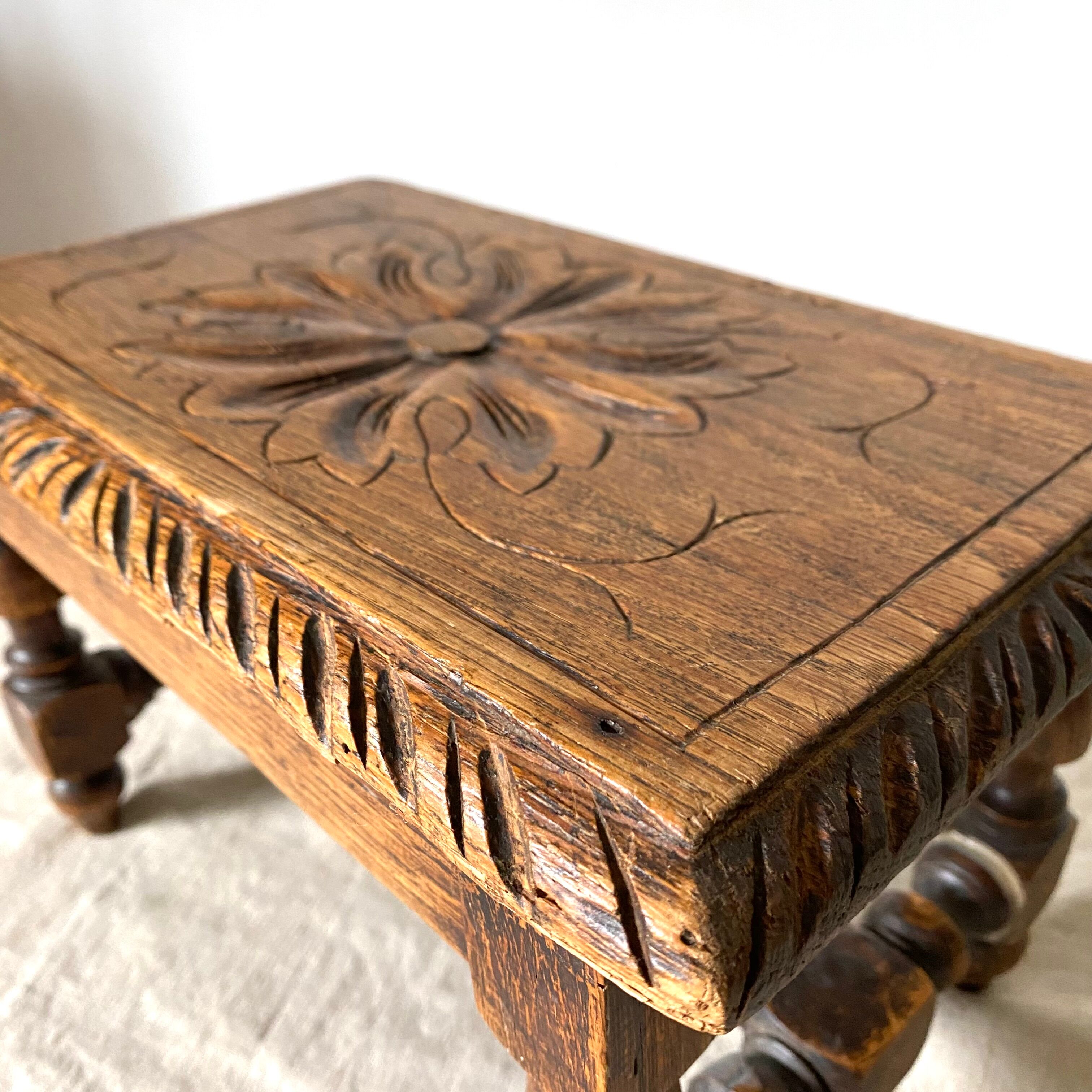 Tabouret bas en bois sculpté style Breton
