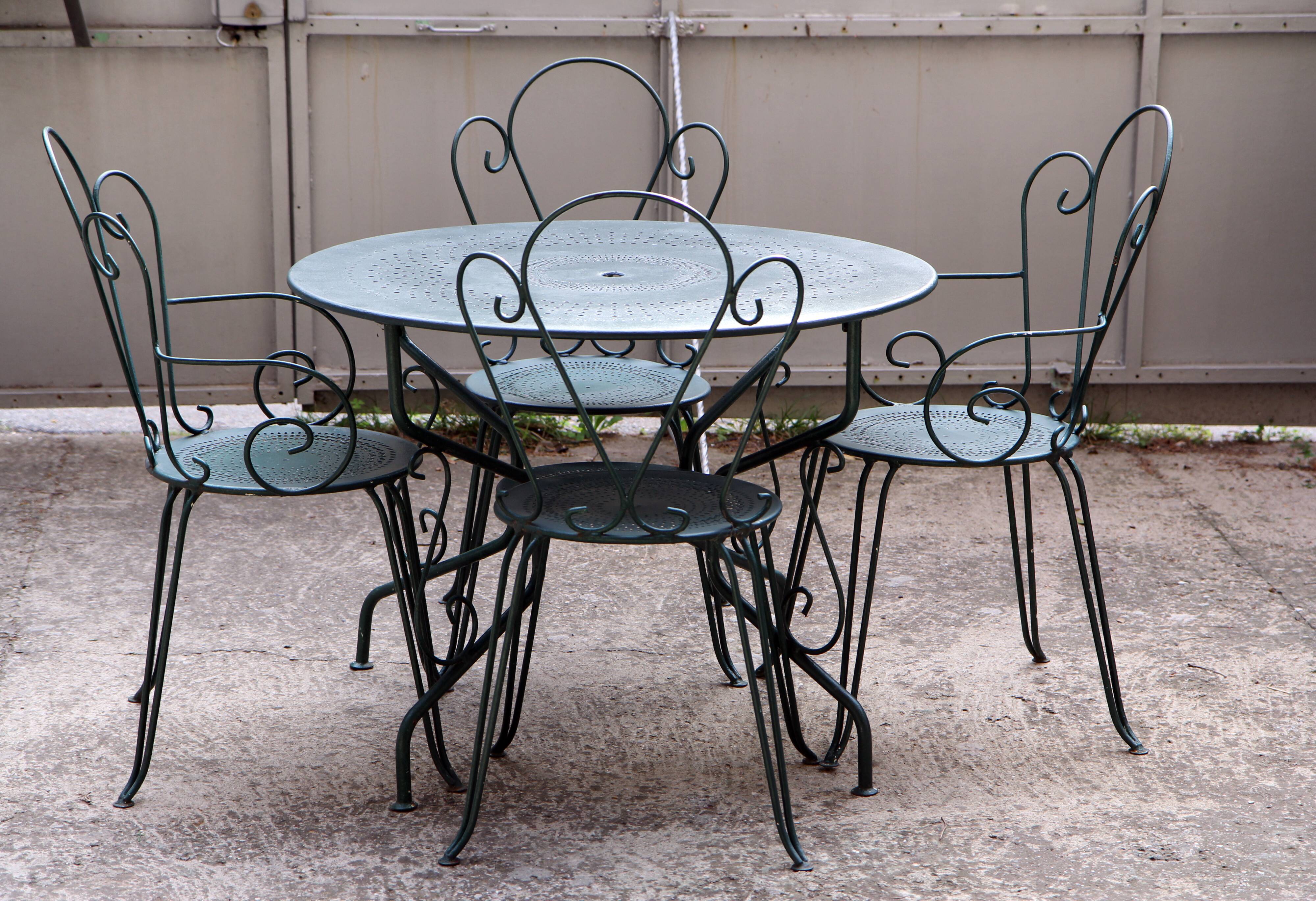 Old wrought iron garden furniture, 2 armchairs, 2 chairs and the table