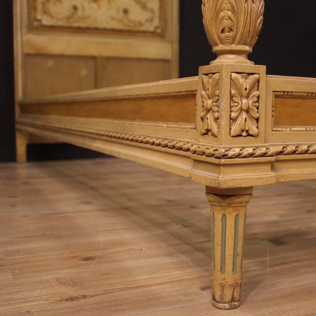 Paire de lits de style Louis XVI en bois laqué du XXe siècle