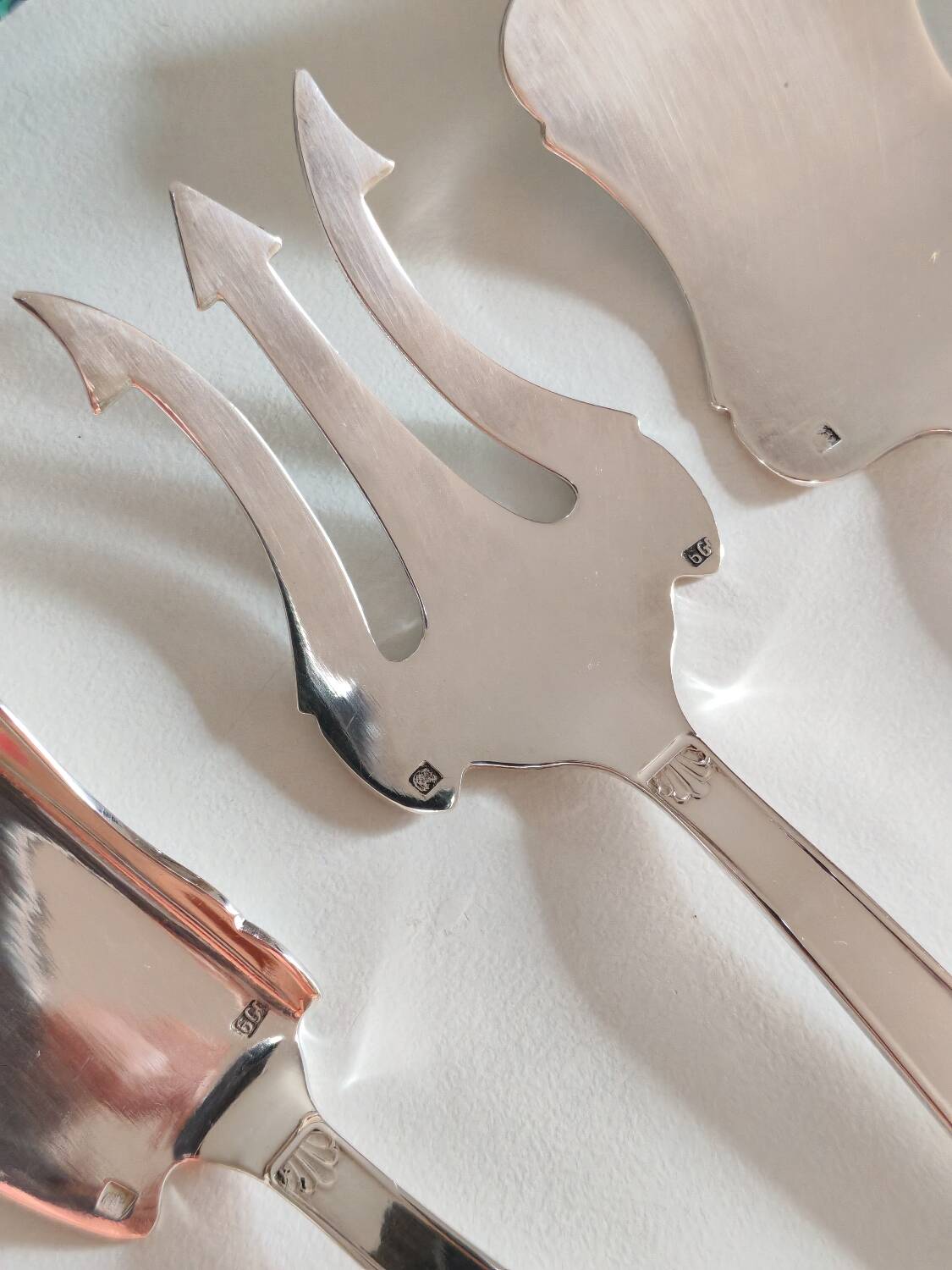 4 silver-plated metal serving utensils with case