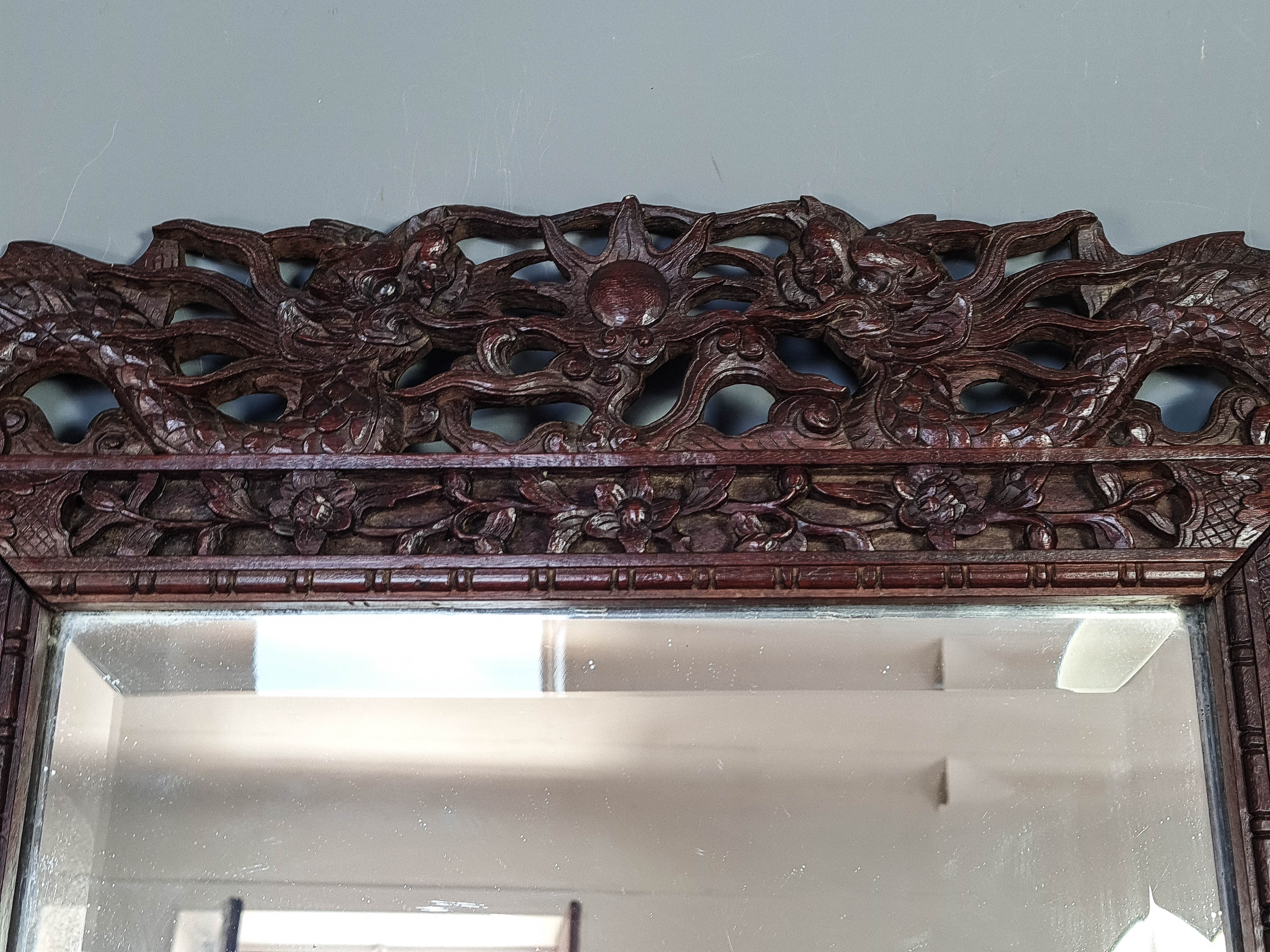 Ancien miroir cadre bois sculpté de dragons Chine, Vietnam 73x57 cm