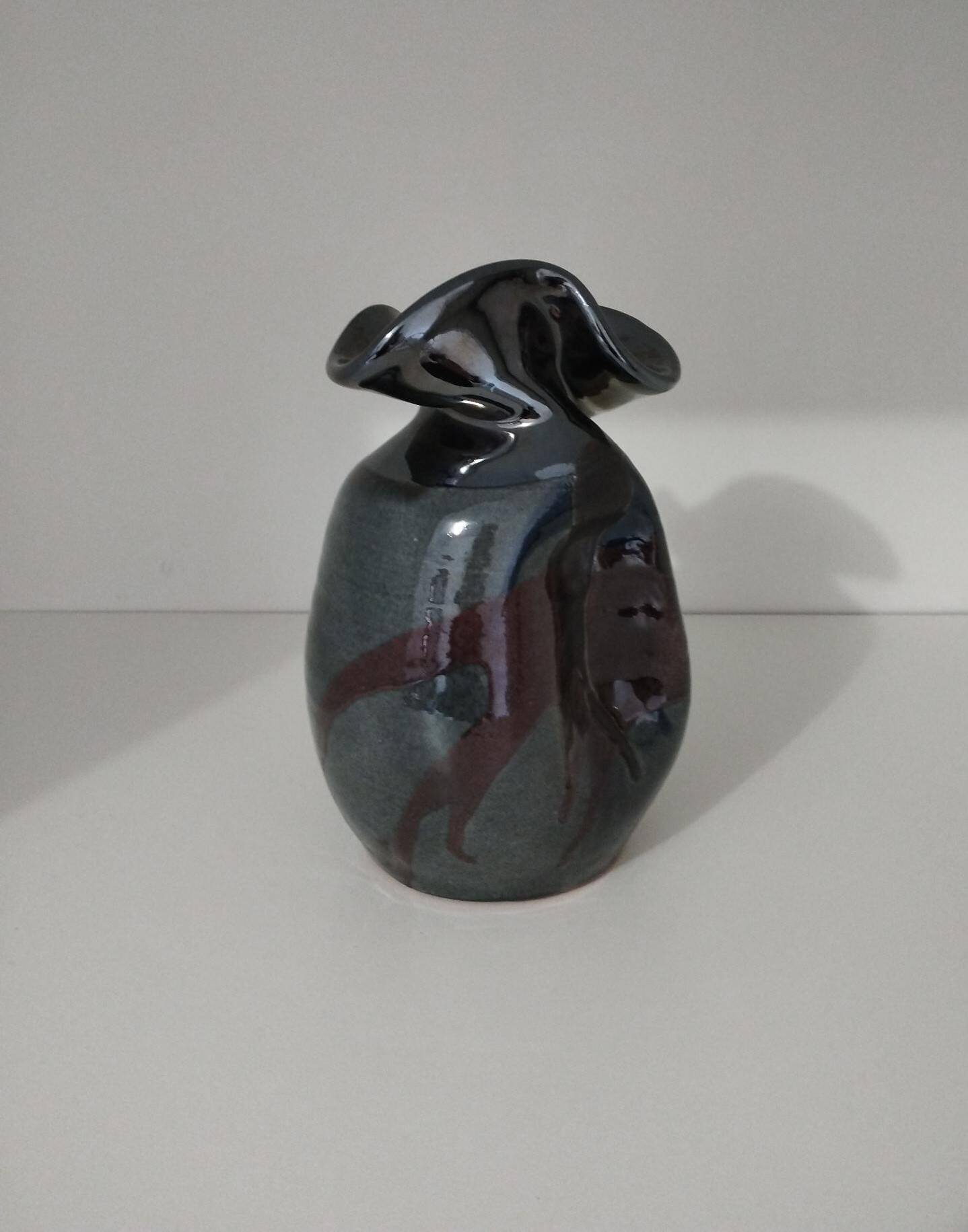 Vase émaillé signé par Thomas Buxo de forme libre asymétrique