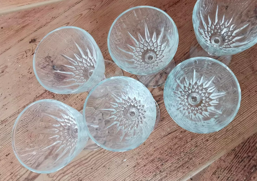 Service de 6 verres à vin ciselés