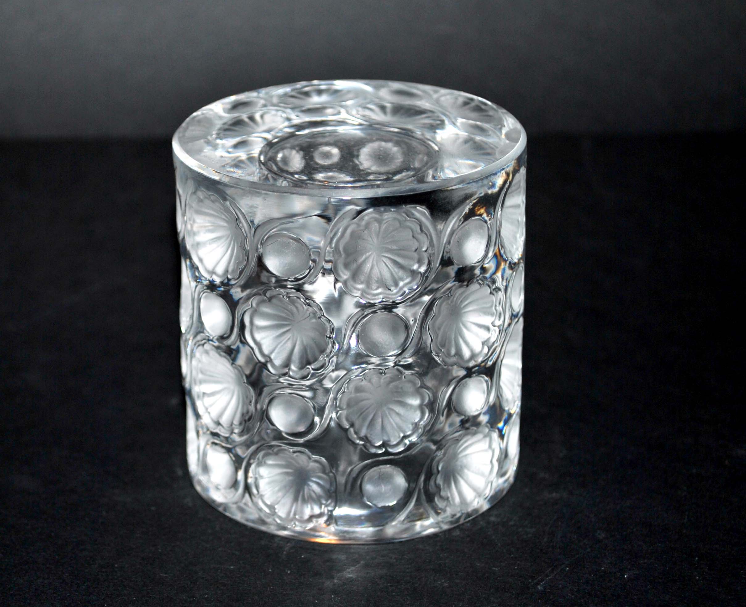 Photophore lalique modèle tokyo orné de fleurs et perles dépoli signé lalique france